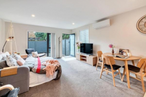 Greenwich Townhouse with Parking and Air-Con
